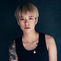 Amber f(x) telah lama mendobrak stereotype dengan penampilannya yang tomboy. Lengannya dipenuhi dengan tato, yang juga terlihat pada bagian punggung dan collar bone. Foto: dok. Forbes