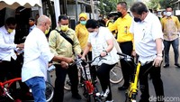 Pantauan detikFinance, Jumat (4/6/2021) sore, usai melihat showroom sekaligus bengkel sepeda KREUZ, Airlangga dan istri, diikuti Menteri Perindustrian RI Agus Gumiwang dan kader Partai Golkar gowes sejauh 100 meter disekitar bengkel sepeda KREUZ.