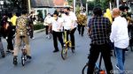 Asyiknya Airlangga Gowes Brompton Made in Bandung