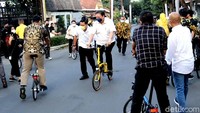 Airlangga menaiki sepeda KREUZ berwarna kuning, atau khas warna Partai Golkar. Di batang sepeda itu, terdapat tulisan Airlangga Hartarto. Sementara itu, Airlangga mengungkapkan, kedatangan dirinya ke bengkel Sepeda KREUZ ini karena ingin melihat langsung produksi sepeda yang diproduksi di tingkat rumahan ini.