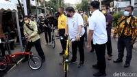 Usai menjajal sepeda Brompton made in Bandung itu Airlangga pun mengatakan lebih enak menaiki sepeda KREUZ dibandingkan produk sejenis. Apalagi, sepeda KREUZ buatan Indonesia. Kompotitif dengan produk sejenis, tetapi kalau dinaikin enak dan digenjot ringan, kata Airlangga saat disinggung apakah enak menaiki KREUZ atau Brompton.  
