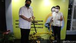 Asyiknya Airlangga Gowes Brompton Made in Bandung