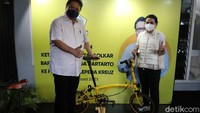 Ia juga menyebut KREUZ memiliki kualitas yang bagus dan sudah memenuhi Standar Nasional Indonesia (SNI). Airlangga pun mengungkapkan pemerintah terus berupaya menyokong beragam produk anak bangsa, termasuk KREUZ agar memiliki daya saing yang mumpuni bila bersaing dengan produk sejenis.