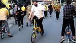 Asyiknya Airlangga Gowes Brompton Made in Bandung
