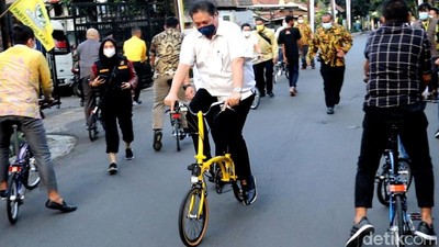 Asyiknya Airlangga Gowes Brompton Made in Bandung