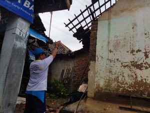 Angin Puting Beliung Terjang Cilegon, Atap Rumah Warga Berterbangan