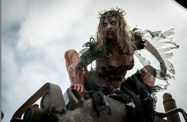 Dia adalah ratu zombie dengan wajah keriput, gigi tajam serta mata berwarna kuning. Ratu zombie pun menjadi salah satu karakter di ‘Army of the Dead’ yang mencuri perhatian dan sulit dilupakan. Foto: Instagram/@athenaperample