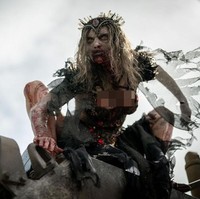 Dia adalah ratu zombie dengan wajah keriput, gigi tajam serta mata berwarna kuning. Ratu zombie pun menjadi salah satu karakter di ‘Army of the Dead’ yang mencuri perhatian dan sulit dilupakan. Foto: Instagram/@athenaperample