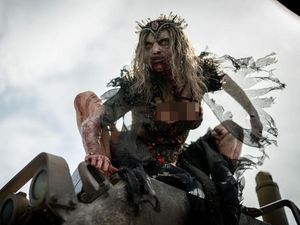 Wajah Cantik di Balik Ratu Zombie Seram di Film Army of the Dead