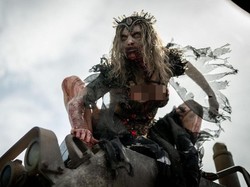 Wajah Cantik di Balik Ratu Zombie Seram di Film Army of the Dead