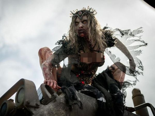 Wajah Cantik di Balik Ratu Zombie Seram di Film Army of the Dead