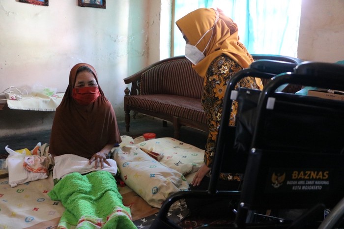 Badan Amil Zakat Nasional (Baznas) Kota Mojokerto menyalurkan zakat, infak, dan sedekah dari para muzaki lewat terobosan baru, yakni memberikan alat kesehatan seperti kursi roda bagi warga yang membutuhkan.