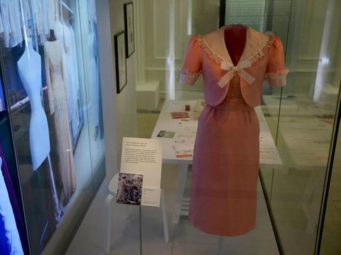 Baju pengantin Putri Diana dipamerkan pertamakalinya setelah 25 tahun di Istana Kensington, London, Inggris.