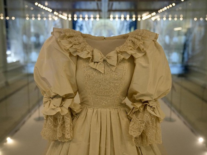 Baju pengantin Putri Diana dipamerkan pertamakalinya setelah 25 tahun di Istana Kensington, London, Inggris.