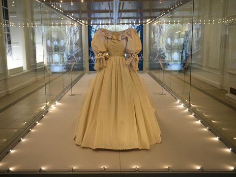 Baju pengantin Putri Diana dipamerkan pertamakalinya setelah 25 tahun di Istana Kensington, London, Inggris.