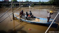 Perahu eretan masih menjadi transportasi yang cukup diandalkan warga di kawasan pinggiran Jakarta. Perahu itu pun jadi alternatif para pemotor untuk memangkas waktu perjalanan.