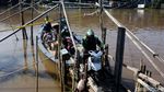 Bebas Macet, Perahu Eretan Jadi Primadona Warga Pinggiran Ibu Kota