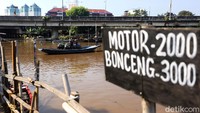 Bak kapal tongkang mini, perahu ini bisa mengangkut apa saja selama bisa dimuat. 