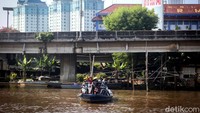 Dengan panjang 10 meter, perahu ini mampu menampung 12 motor. Bahkan gerobak dan becak juga bisa dimuat di perahu Eretan ini.   