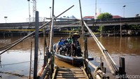 Tak hanya kendaraan, pejalan kaki juga bisa menaiki perahu ini. Dinilai efektif, setiap harinya puluhan hingga ratusan penumpang hilir mudik menggunakan Eretan. Meski begitu, pengguna sepeda motor harus menjaga motornya dengan hati-hati. Salah-salah bisa fatal nanti, begitu pula dengan penumpang lainnya.