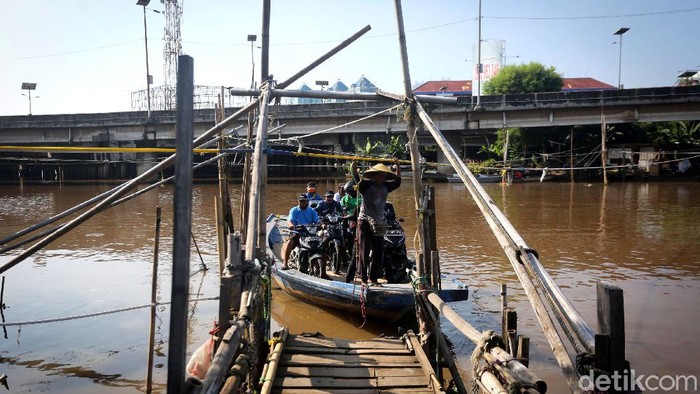 Perahu sepanjang 10 meter itu tak henti seberangkan pemotor di Jakut. Perahu eretan jadi primadona karena jadi solusi para pemotor hindari macet di Ibu Kota