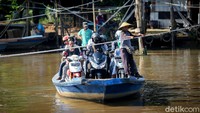 Sejumlah pemotor menggunakan jasa perahu eretan untuk menyeberang di kawasan Muara Kapuk, Pluit, Jakarta Utara, Jumat (4/6/2021).  