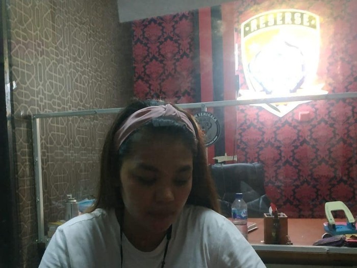Begini tampang ibu bertato yang tega mencubit dan menampar bayinya