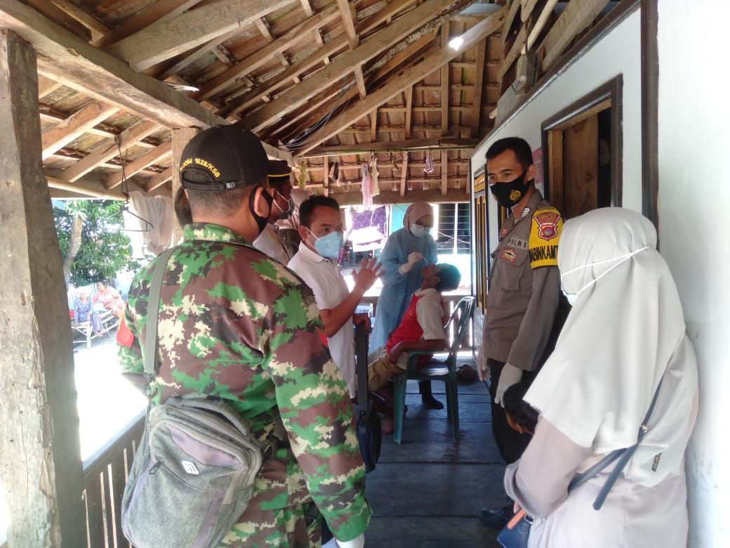 Kegiatan tracing dan tes swab antigen terhadap warga yang terindikasi kontak erat dengan pasien positif COVID-19 dilakukan sebagai bagian dukungan terhadap program Kampung Sehat Jilid II
