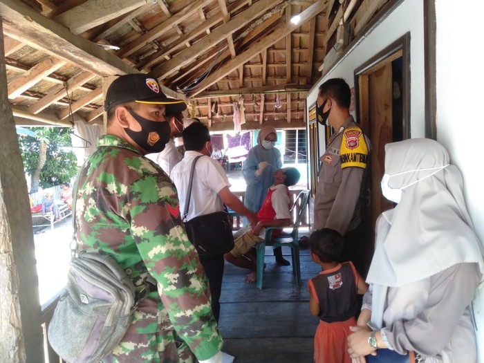 Kegiatan tracing dan tes swab antigen terhadap warga yang terindikasi kontak erat dengan pasien positif COVID-19 dilakukan sebagai bagian dukungan terhadap program Kampung Sehat Jilid II