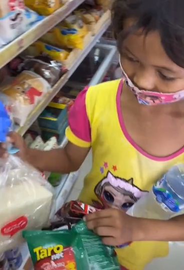 Bocah Pemulung Ditraktir Jajan Ke Minimarket Cuma Minta Air Putih