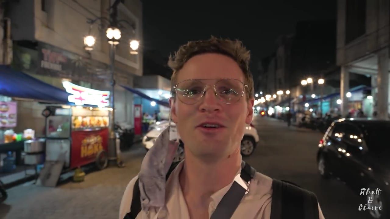 Komentar YouTuber Amerika-Afrika Saat Cicip Bola Ubi dan Serabi Durian