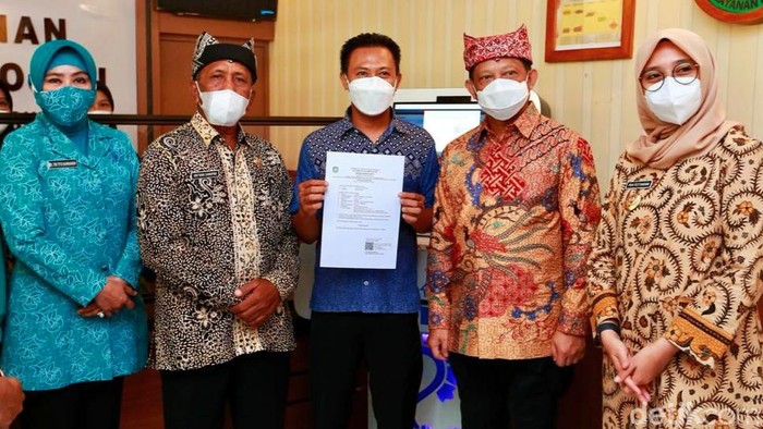 Mendagri Tito Karnavian menyebut Banyuwangi terus berinovasi. Ia kemudian meminta daerah lain untuk meniru berbagai inovasi yang dilakukan Banyuwangi.