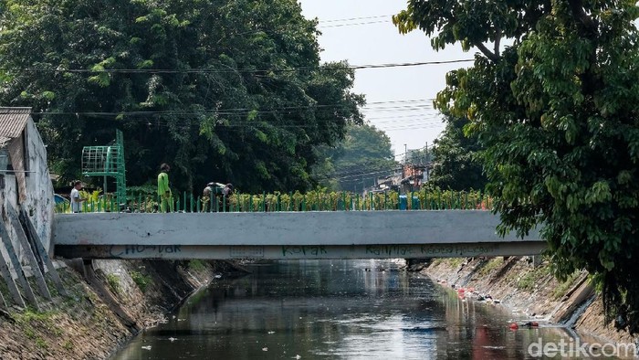 Cegah Tawuran, Jembatan Kota Paris Diubah Jadi Taman Jembatan Kota Paris di Johar Baru, Jakarta, yang sering dijadikan lokasi tawuran diubah fungsinya. Kini jembatan tersebut berubah menjadi taman.