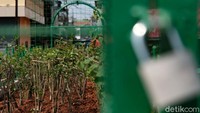 Perubahan fungsi jembatan ini dilakukan setelah Pemkot Jakpus menerima aspirasi warga sekitar yang meminta jembatan tersebut dirobohkan karena dijadikan akses tawuran.