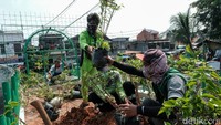 Ujung jembatan yang semula menjadi akses masuk pejalan kaki kini ditutup dengan teralis berbentuk setengah kubah.