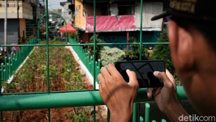 Cegah Tawuran, Jembatan Kota Paris Diubah Jadi Taman Jembatan Kota Paris di Johar Baru, Jakarta, yang sering dijadikan lokasi tawuran diubah fungsinya. Kini jembatan tersebut berubah menjadi taman.
