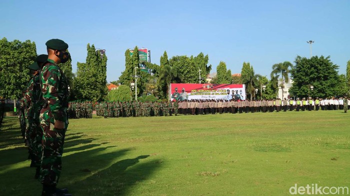 Corona di Kudus Menggila, TNI-Polri Apel Gabungan TNI-Polri menggelar apel gabungan di alun-alun Simpang Tujuh Kudus, Jumat (4/6/2021). Apel ini untuk menyikapi penyebaran virus Corona di Kabupaten Kudus.