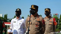 Jadi semua pasukan ikut, semua elemen masyarakat ikut, tokoh agama, ada babinsa, bhabinkamtibmas ada lurah, camat, ada batalyon, termasuk Brimob 450 yang semua kita plotting di semua wilayah Kudus dengan harapan ikut mengawasi kegiatan masyarakat kita pulihkan masyarakat Kudus. Targetnya COVID-19 harus hilang, jelas Kapolda Jateng, Irjen Ahmad Luthfi dalam apel yang digelar di alun-alun Simpang Tujuh Kudus, Jumat (4/6/2021).