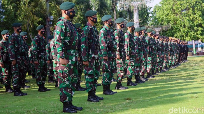 Corona di Kudus Menggila, TNI-Polri Apel Gabungan TNI-Polri menggelar apel gabungan di alun-alun Simpang Tujuh Kudus, Jumat (4/6/2021). Apel ini untuk menyikapi penyebaran virus Corona di Kabupaten Kudus.