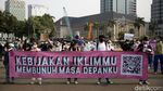 Deretan Poster Curhatan Para Aktivis di Hari Lingkungan Hidup Sedunia