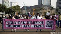 Para aktivis itu tampak membawa beragam poster berisi aspirasi mereka terkait krisis iklim yang melanda dunia, tak kecuali Indonesia.