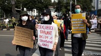 Dalam aksinya mereka menuntut pemerintah untuk mencabut semua kebijakan yang merusak lingkungan dan menetapkan kebijakan-kebijakan strategis yang memprioritaskan keselamatan dan kesejahteraan manusia, hewan, lingkungan hidup, dan hak generasi saat ini dan selanjutnya.