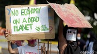 Penampakan sejumlah poster yang dibawa oleh para peserta aksi yang ikut serta dalam aksi memperingati Hari Lingkungan Hidup Sedunia.  