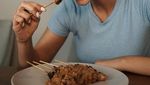 Doyan Makan Enak, Ini Keseruan Fanny Ghassani saat Jajan Sate dan Mie Goreng
