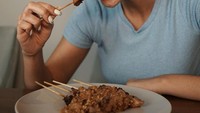 Nah, kalau yang satu ini adalah momen Fanny Ghassani saat merayakan Idul Adha. Ia menikmati daging dengan mengolahnya menjadi sate bumbu kacang. Foto: Instagram @fannyghassani