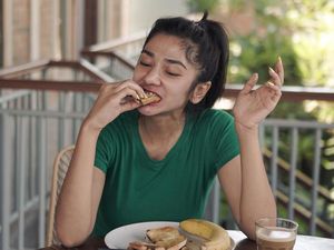Doyan Makan Enak, Ini Keseruan Fanny Ghassani saat Jajan Sate dan Mie Goreng