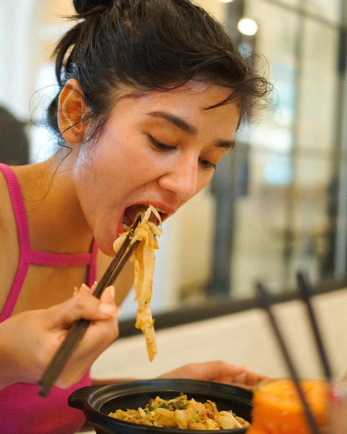 Fanny Ghassani Doyan Makan Enak, Ini Keseruan Fanny Ghassani saat Jajan Sate dan Mie Goreng