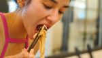 Doyan Makan Enak, Ini Keseruan Fanny Ghassani saat Jajan Sate dan Mie Goreng