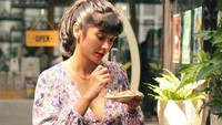 Nama Fanny Ghassani mencuat usai memberikan pendapatnya soal pemeran Zahra dalam sinetron Suara Hati Istri. Ia menyayangkan adanya tentangan karena dinilai sebagai pembatasan dalam berseni. Foto: Instagram @fannyghassani