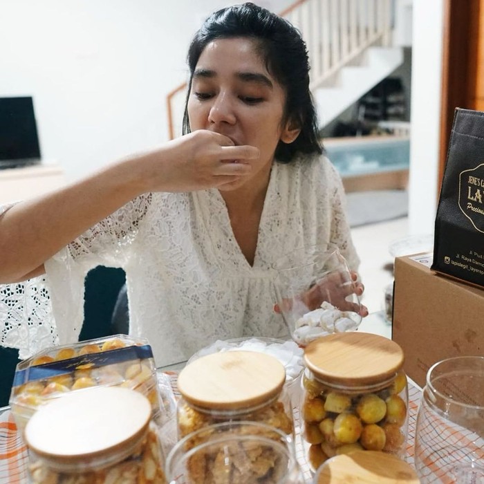Doyan Makan Enak, Ini Keseruan Fanny Ghassani saat Jajan Sate dan Mie Goreng